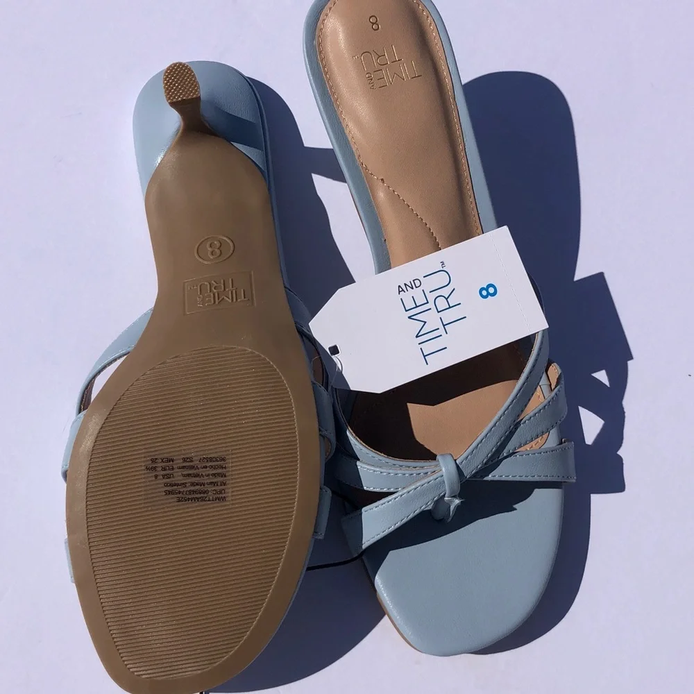 NWT Women’s Light BlueMemory Foam with a Kitten Heel Size 8